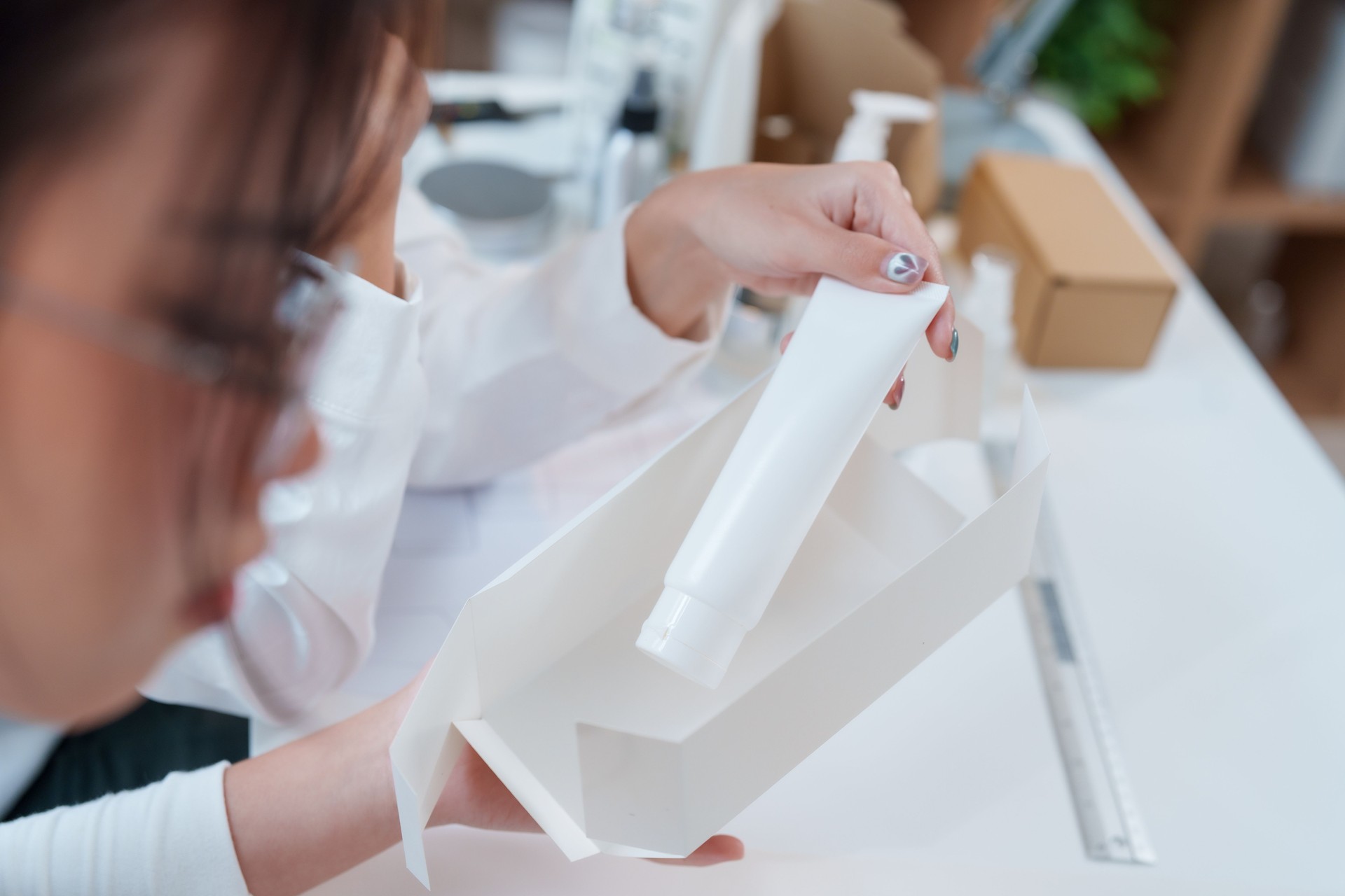 Die Entwicklung innovativer Kosmetikverpackungen ist für die Produktentwicklung und Marktforschung unerlässlich, um sicherzustellen, dass das Design den Bedürfnissen der Verbraucher entspricht und die Markenattraktivität erhöht